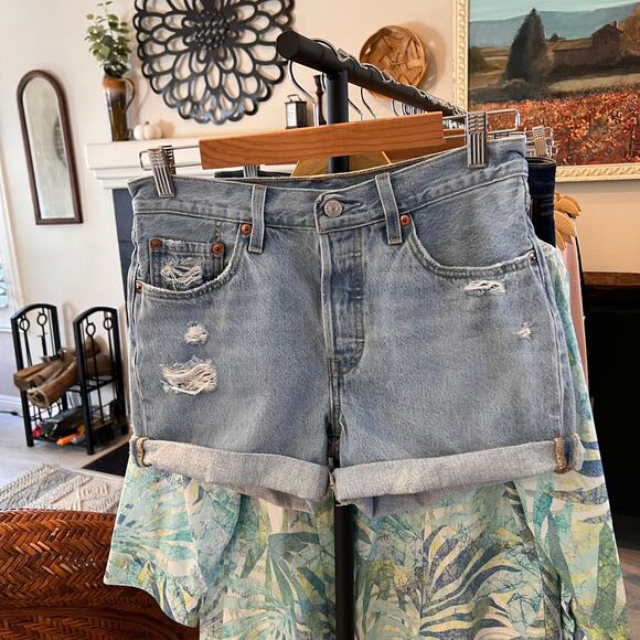 Levis Shorts Womens Size 8-10 Light Wash Button Fly Denim Distressed 100% Cotton - Picture 16 of 16